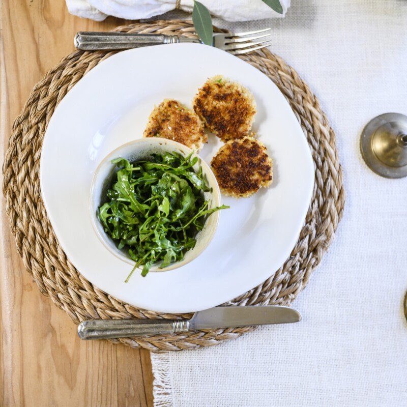 crab cake and arugula salad