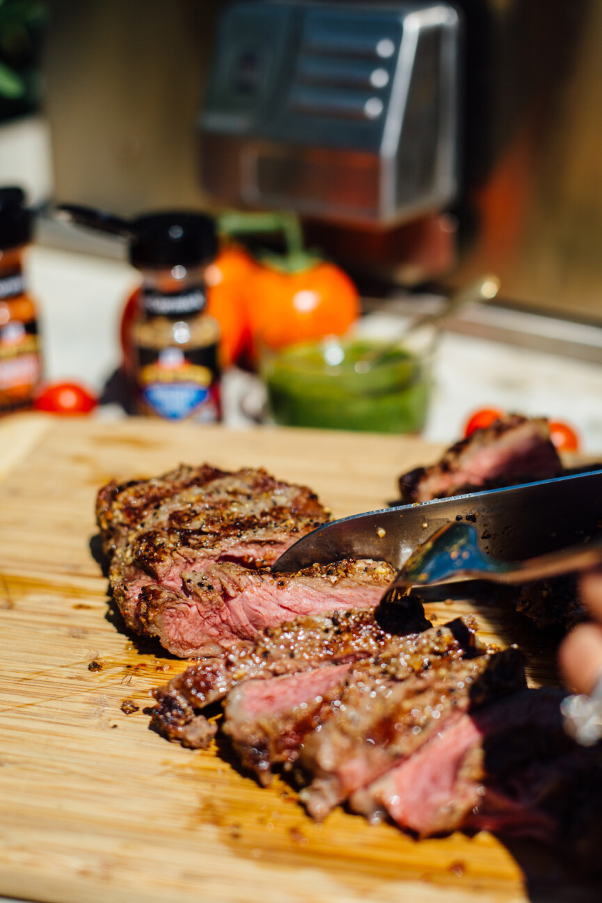 slicing grilled steak