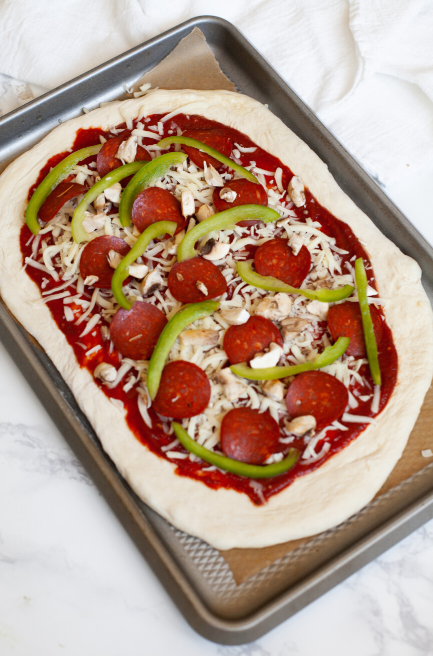 sheet pan pizza with green peppers
