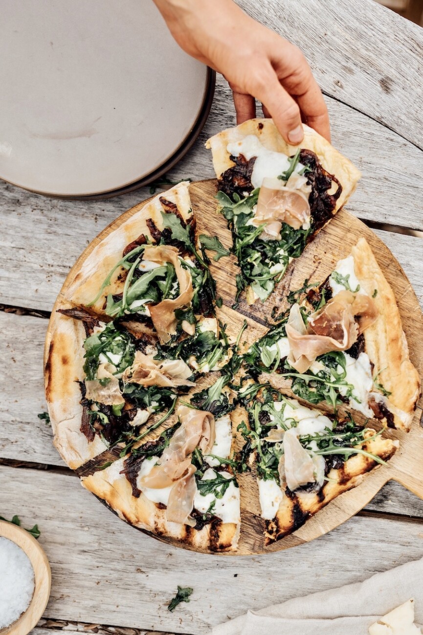 Caramelized Onion and Prosciutto Pizza with Arugula - how to grill a pizza_quick summer dinners