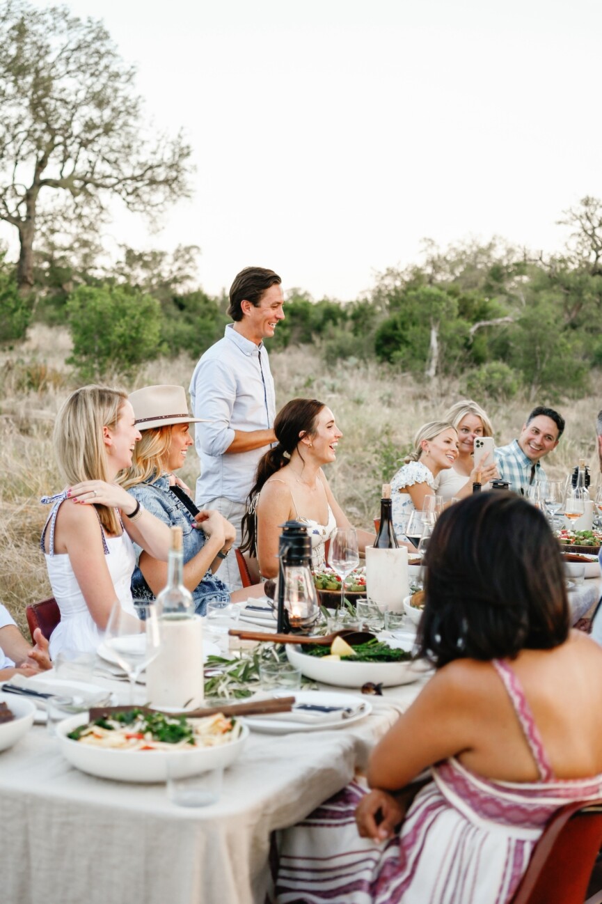 how to keep a conversation going - friends dinner party
