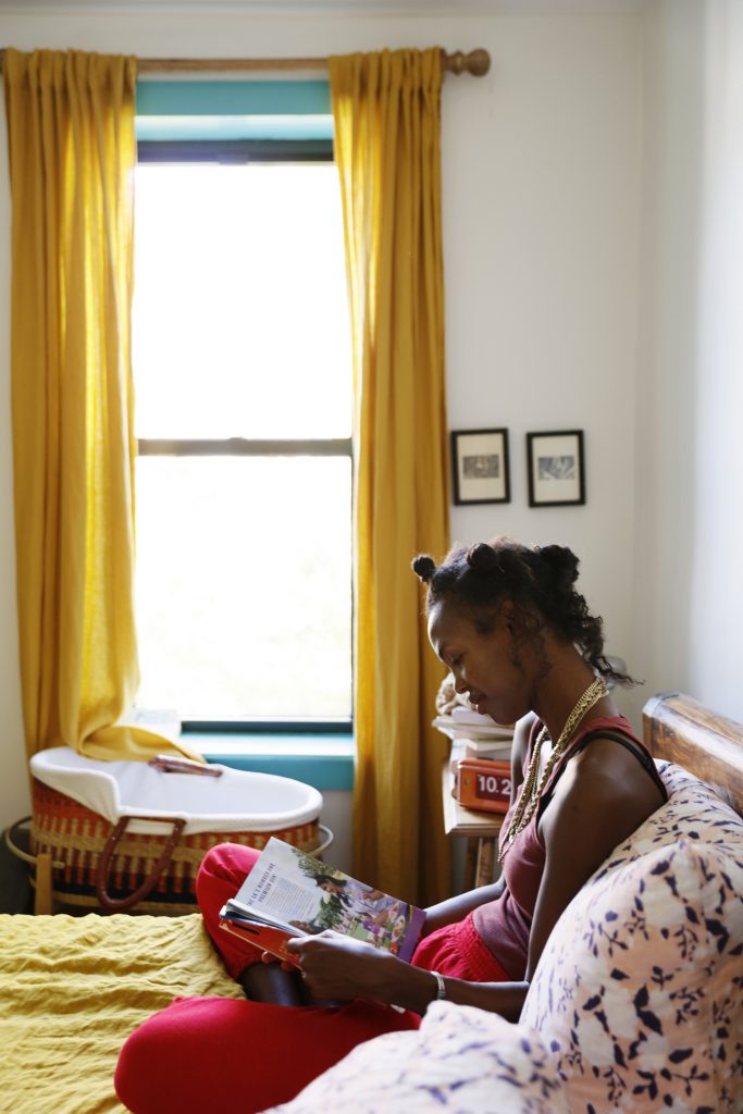 Belathée Photography, Megan O’Neill, woman reading_Daylight savings ideas