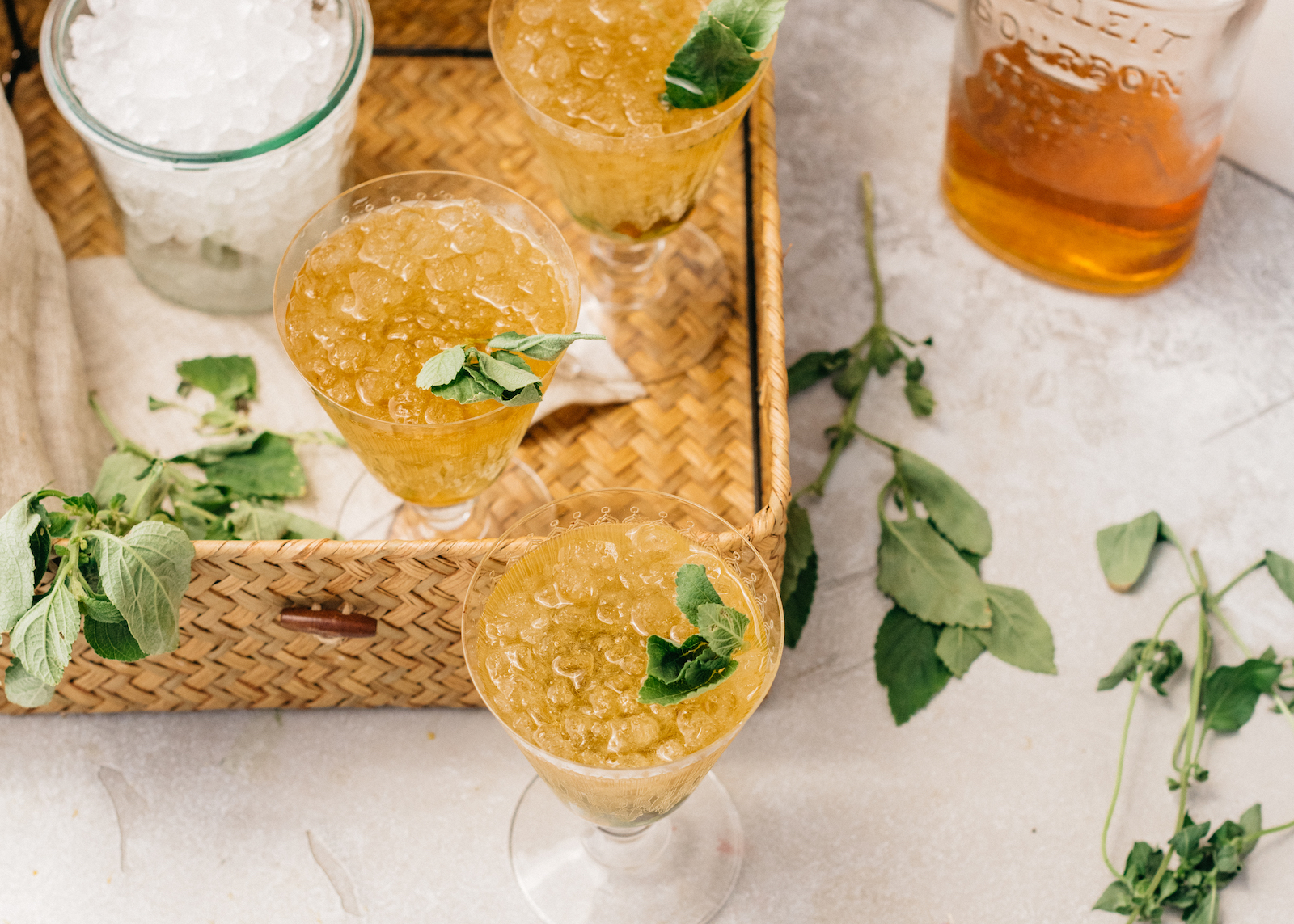 simple easy mint julep bourbon cocktail