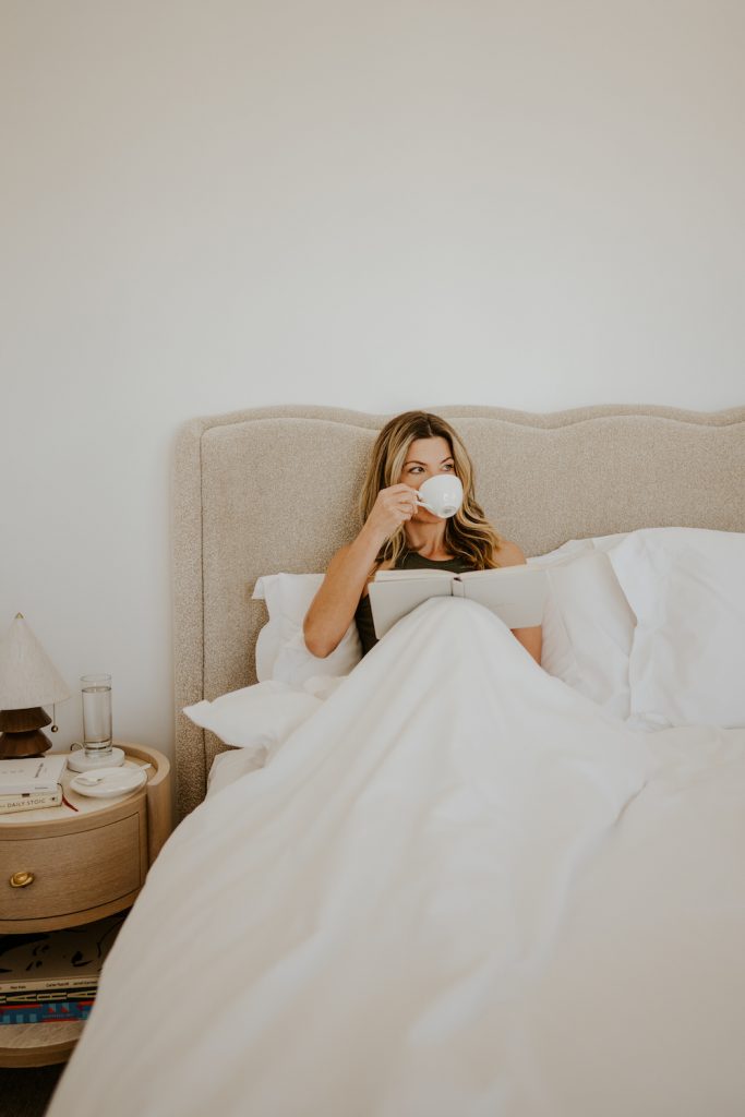 Inge Theron reading in bed_how to change