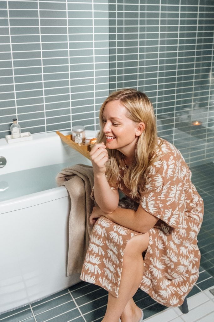 Jen Pinkston bathroom_best ingredients for dry skin