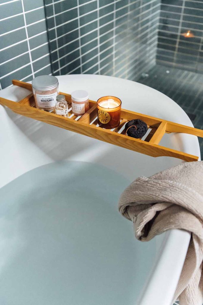 jen pinkston bathtub, best aromatherapy candles