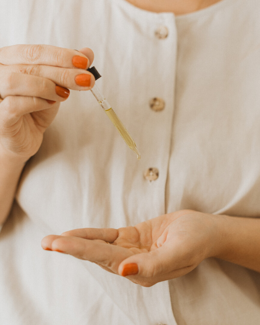 Woman using face oil.