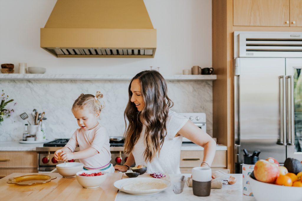 Ariel Kaye baking with daughter in kitchen_gifts for mom