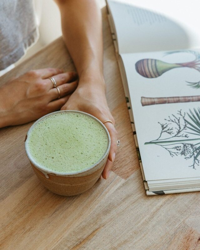 how-to-make-a-matcha-latte-jules-acree-casa-zuma