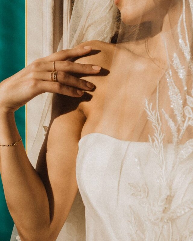 nude-nail-polish-wedding-day-1101x1536