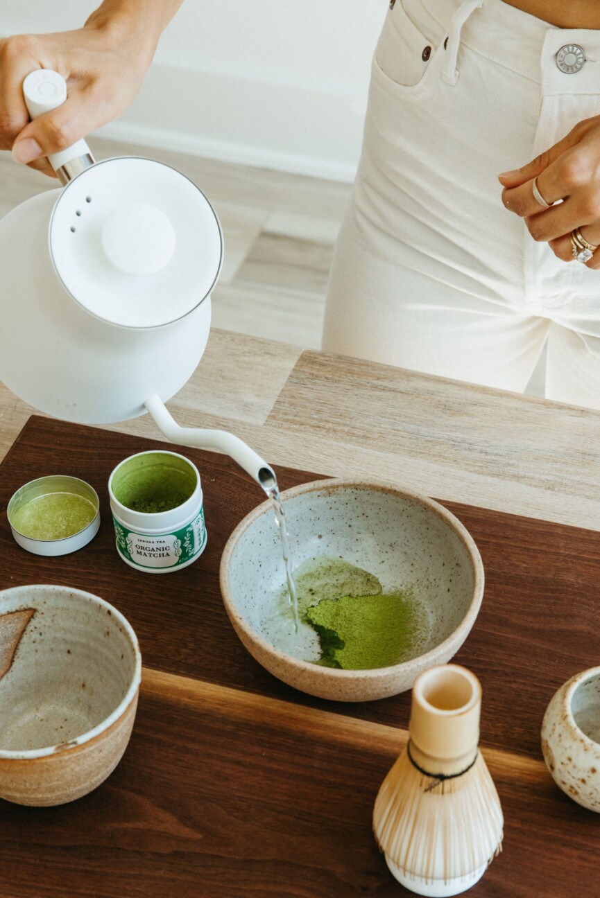 how-to-make-a-matcha-latte-jules-acree-casa-zuma-3