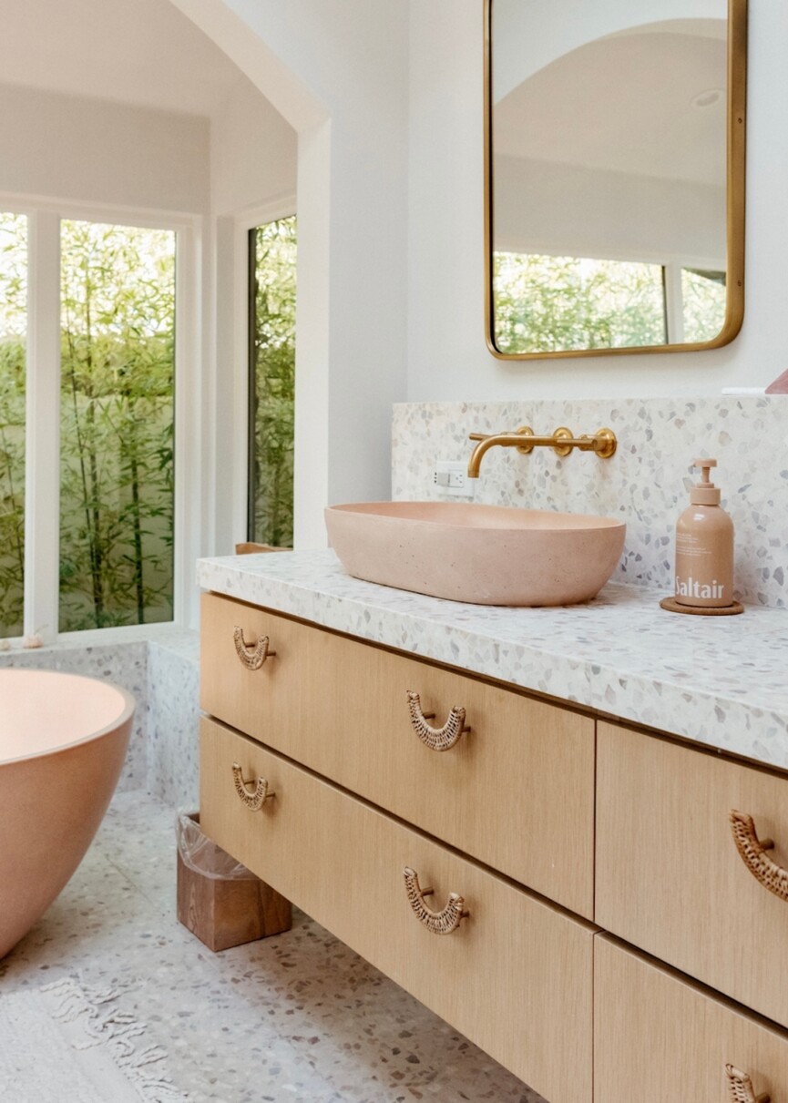 Modern bathroom.