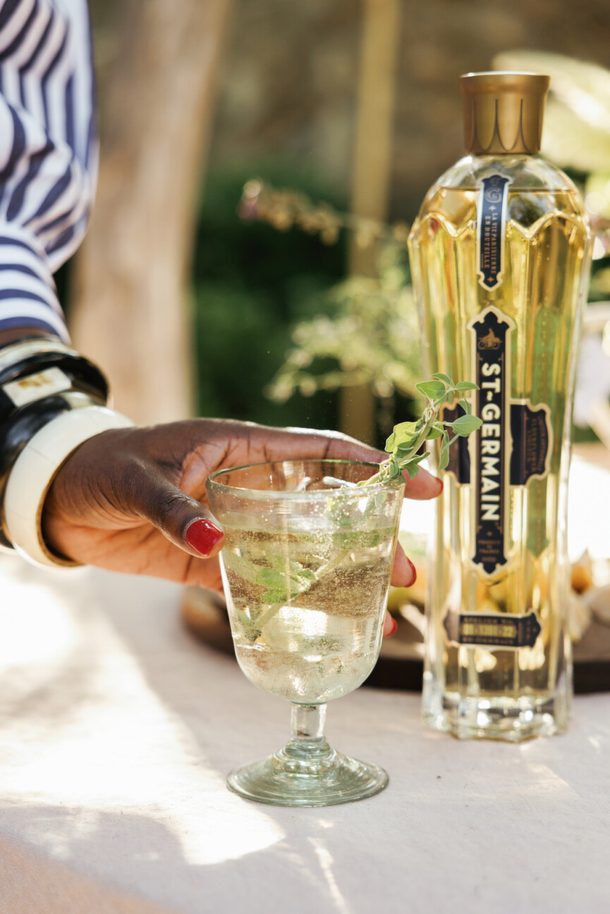 Apero party for Ajiri Aki Book - spring garden table with flowers