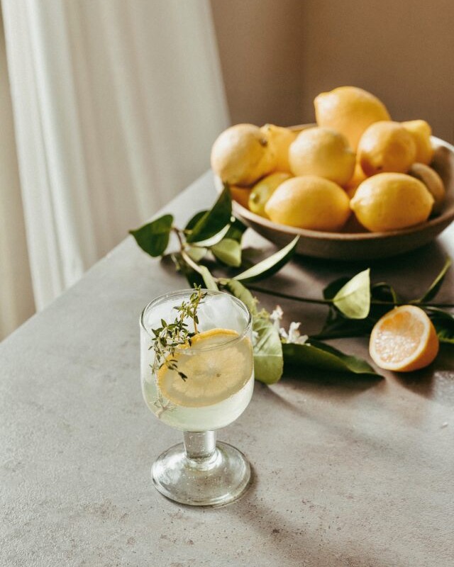 best limoncello spritz cocktail recipe, lemons