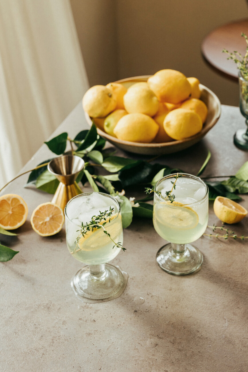 best limoncello spritz cocktail recipe, lemons