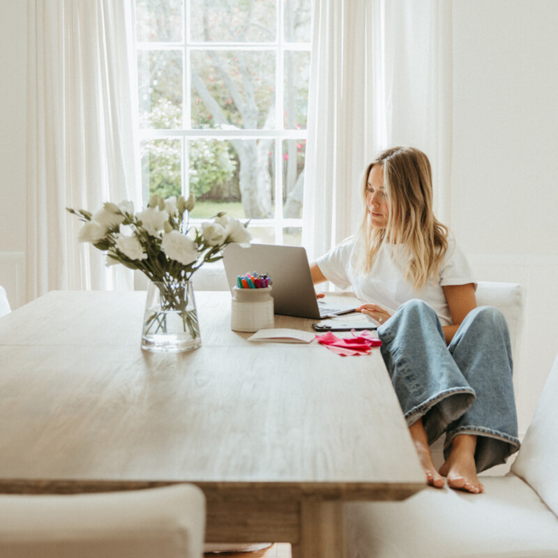 Woman on computer browsing editor spring fashion trends_spring hormone reset