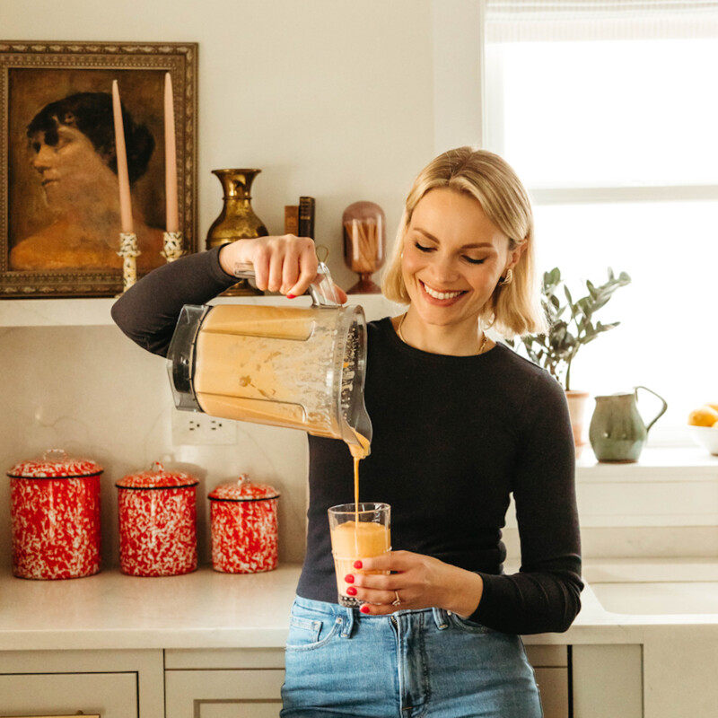 Monique Volz pouring smoothie_smoothie formula