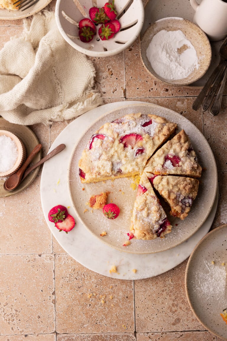strawberry crumble cake
