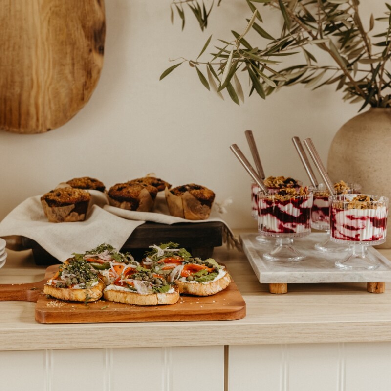 berry yogurt parfait with snacks_healthy travel snacks