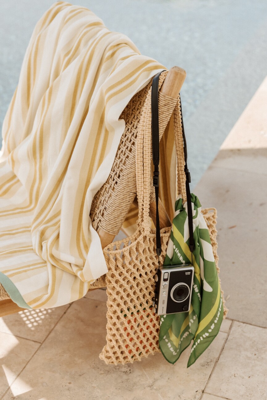 feel good summer essentials pool chair and bag