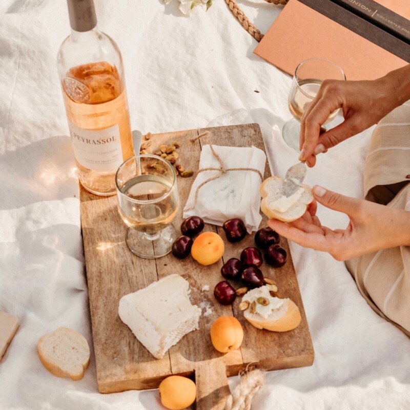 Aesthetic picnic packing list