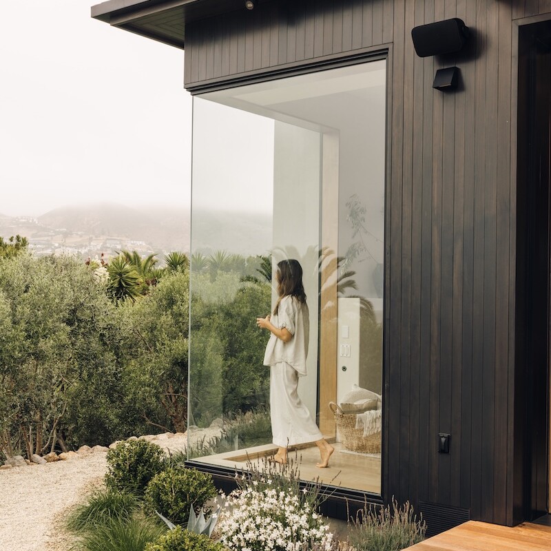 camille-styles-malibu-home-casa-zuma-exterior-window