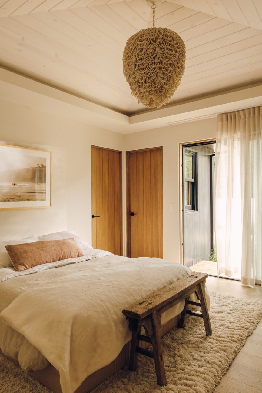 camille-styles-malibu-house-kids-room-lighting2