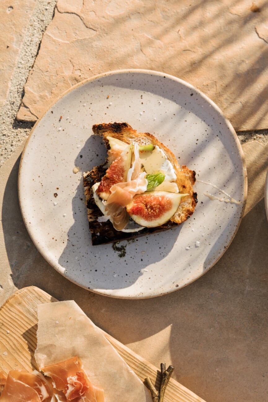 grilled bread with figs and goat cheese - simple summer appetizer